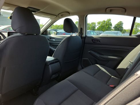 Used 2025 Nissan Altima 2.5 SV FWD image 14