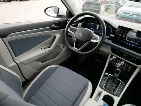Used 2025 Volkswagen Jetta SE w/ Sunroof Package FWD image 9