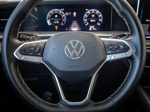 Certified 2025 Volkswagen Tiguan SE image 37