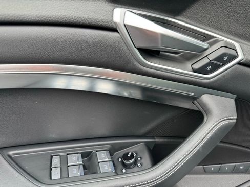 Used 2022 Audi e-tron Premium Plus w/ Premium Plus Package image 40