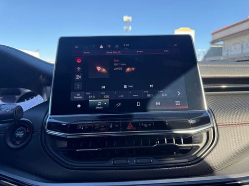 Used 2025 Jeep Compass Trailhawk image 21