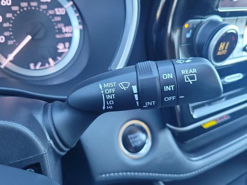 Used 2025 Toyota Highlander XLE image 16