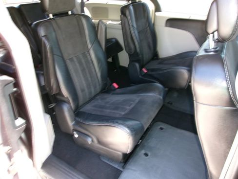 Used 2015 Chrysler Town & Country Limited FWD image 20