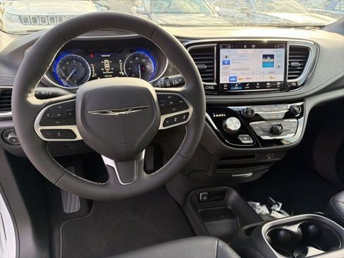 New 2026 Chrysler Pacifica Select image 13