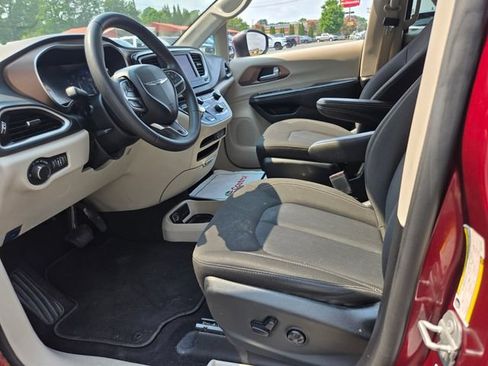 Used 2023 Chrysler Voyager LX FWD image 10