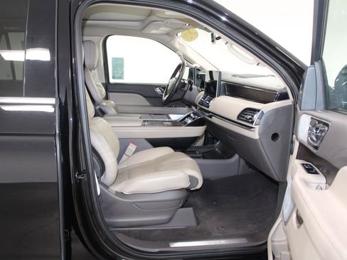 Used 2023 Lincoln Navigator Reserve image 32