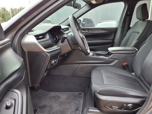 Used 2025 Jeep Grand Cherokee Laredo X RWD image 11