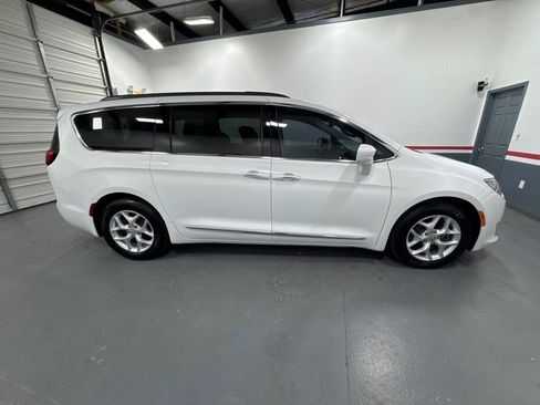 Used 2017 Chrysler Pacifica Touring-L w/ Tire & Wheel Group FWD image 6