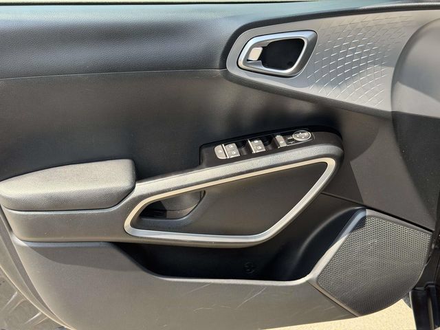 Used 2025 Kia Soul LX w/ LX Technology Package FWD image 17
