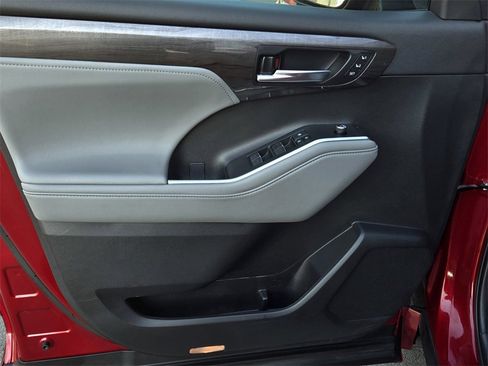 Used 2021 Toyota Highlander Platinum image 10