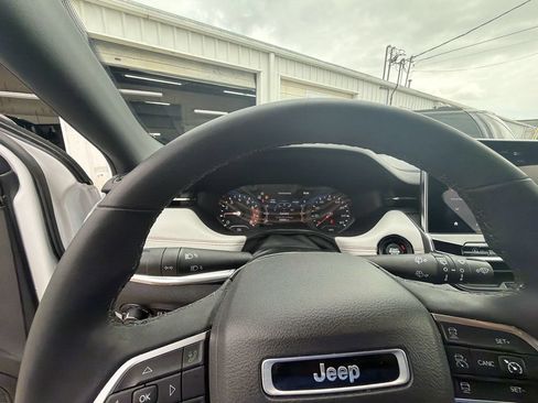Used 2023 Jeep Compass Limited AWD/4WD image 15