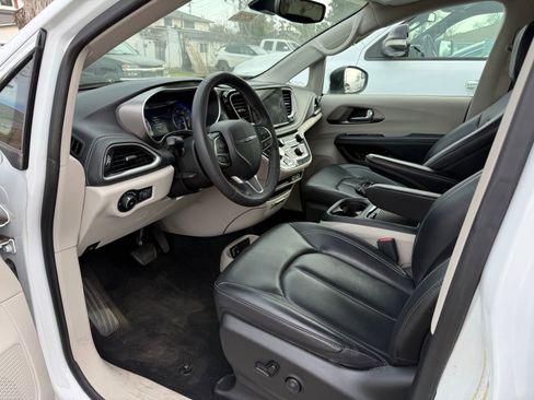 Used 2023 Chrysler Pacifica Touring-L image 5