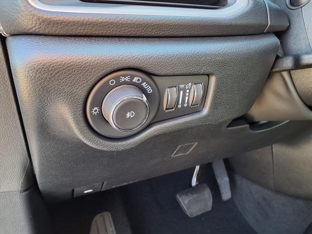 New 2026 Chrysler Pacifica Select FWD image 12