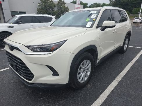 Used 2024 Toyota Grand Highlander FWD image 3