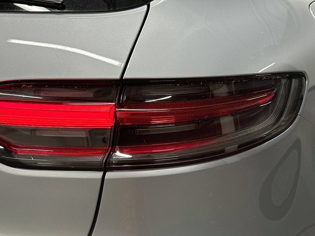 Certified 2025 Porsche Macan AWD/4WD image 33