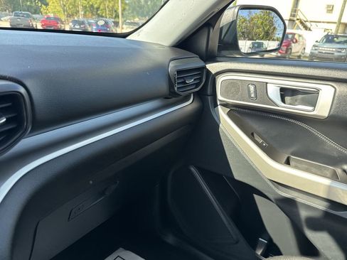 Used 2021 Ford Explorer XLT image 25