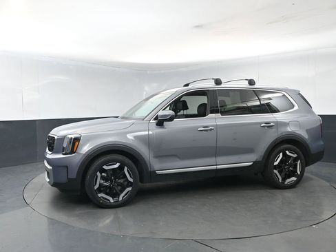 Used 2024 Kia Telluride EX w/ EX Captain's Chair Package image 2