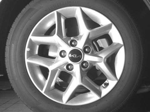 Used 2025 Kia Soul LX w/ LX Technology Package FWD image 13