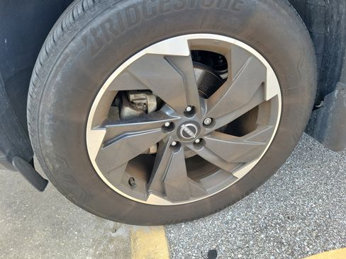 Used 2024 Nissan Rogue SV w/ SV Premium Package FWD image 5