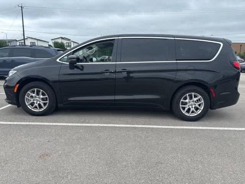 Used 2023 Chrysler Pacifica Touring-L FWD image 2