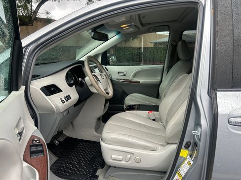 Used 2012 Toyota Sienna XLE image 9