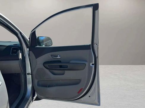 Used 2017 Kia Sedona LX image 20