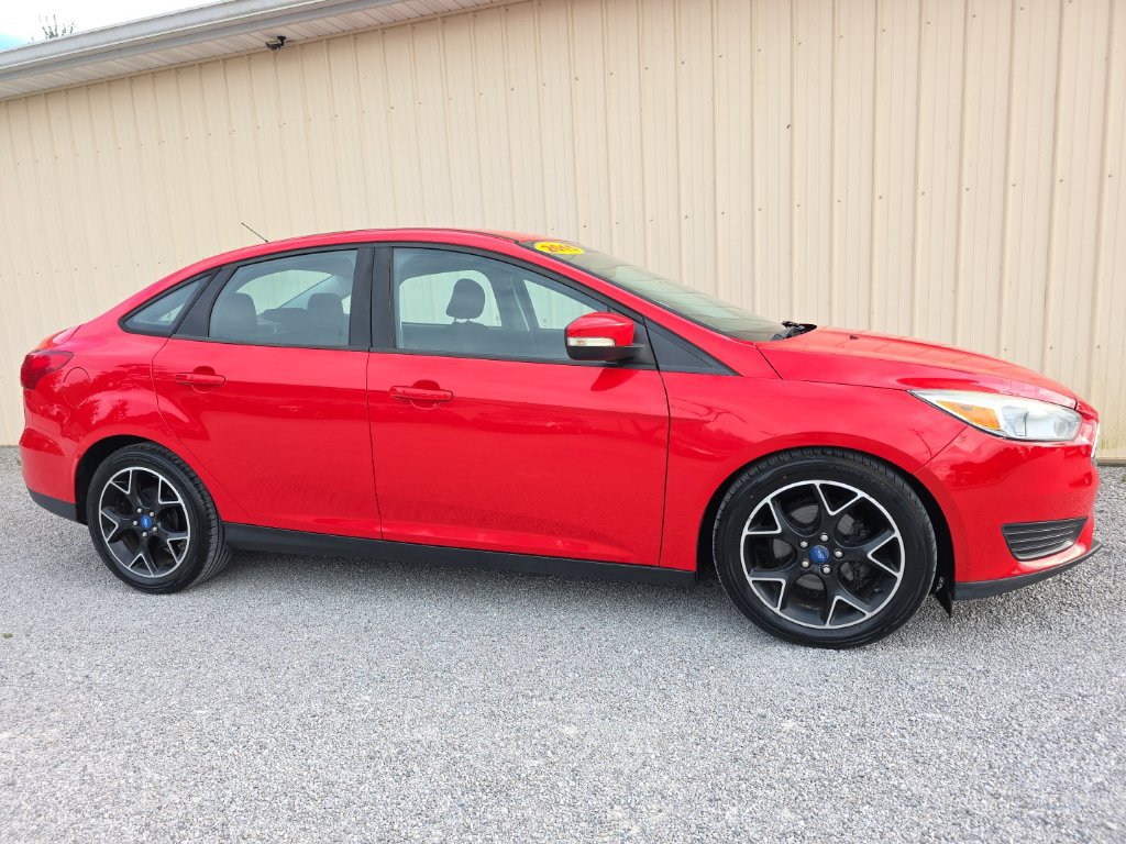 Used 2015 Ford Focus SE FWD image 2