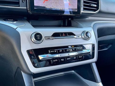 Used 2023 Ford Explorer XLT w/ Equipment Group 202A AWD/4WD image 15