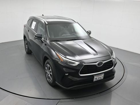Used 2022 Toyota Highlander XLE FWD image 40