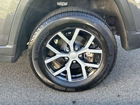 Used 2025 Jeep Grand Cherokee Limited image 11