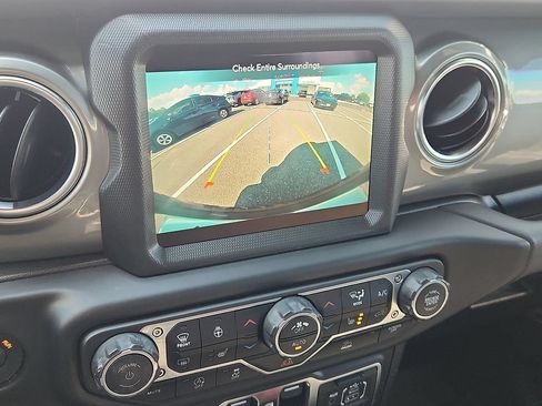 Used 2022 Jeep Wrangler Unlimited Sahara w/ Cold Weather Group AWD/4WD image 19