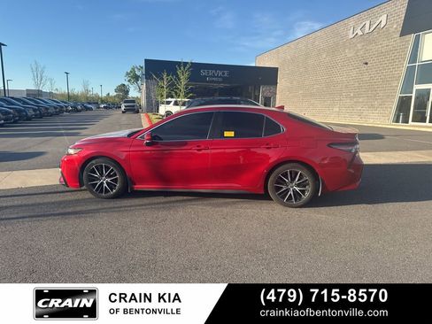 Used 2022 Toyota Camry SE image 8