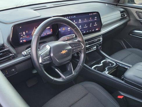 Used 2024 Chevrolet Traverse LT image 5