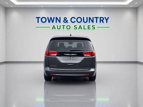 Used 2023 Chrysler Voyager LX FWD image 4