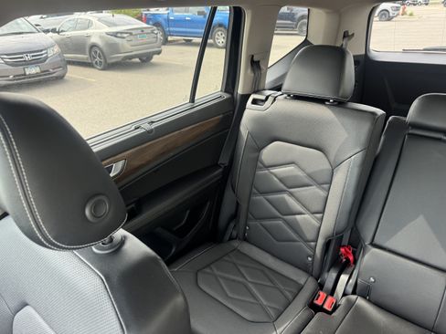 Used 2024 Volkswagen Atlas SE AWD/4WD image 12
