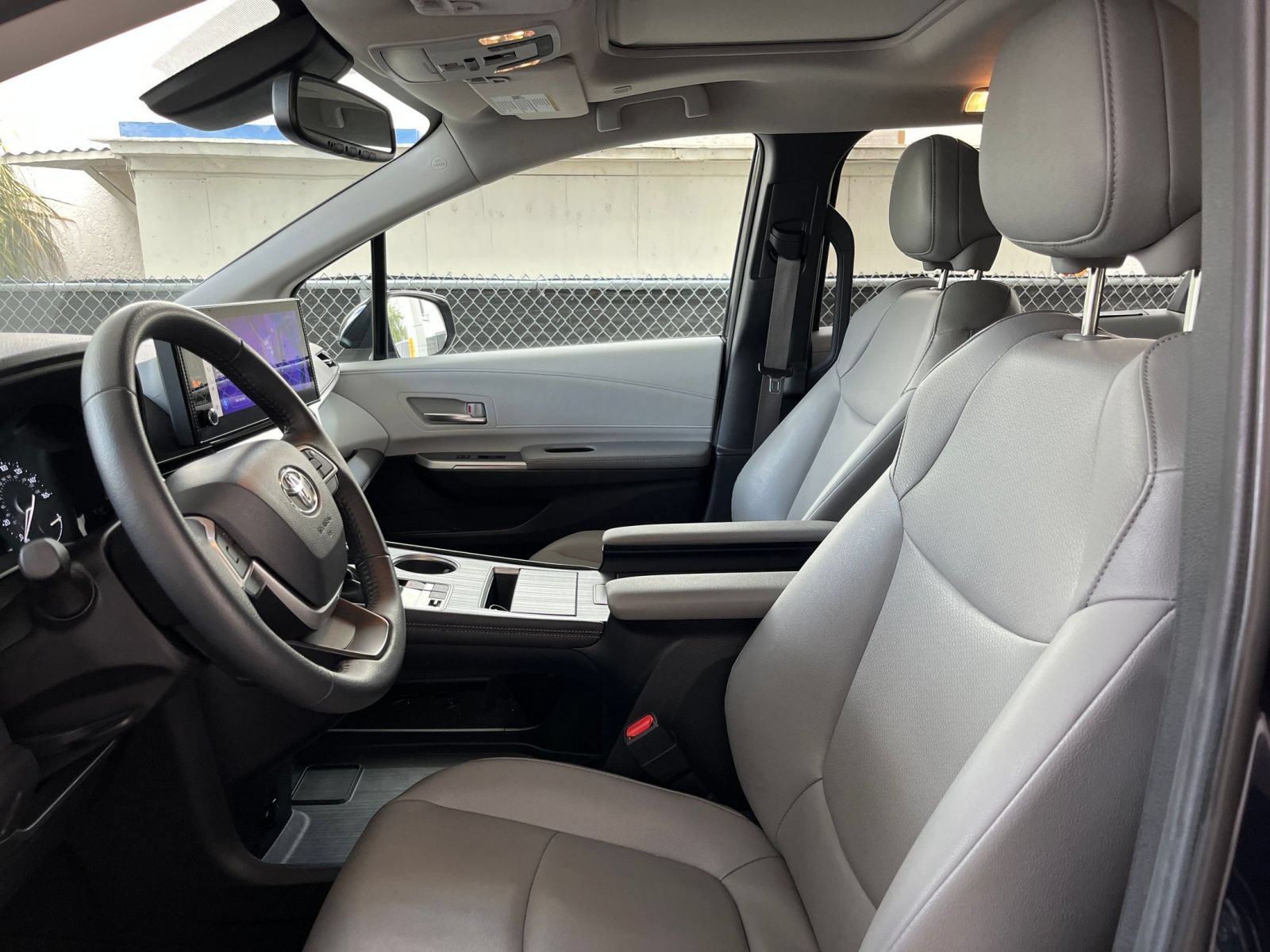 Used 2025 Toyota Sienna XLE FWD image 27