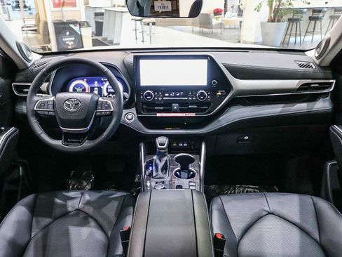 New 2026 Toyota Highlander Limited image 15