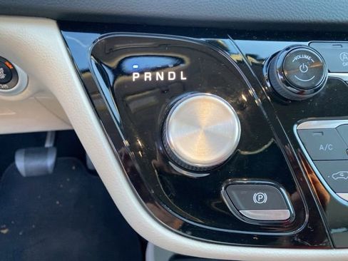 Used 2018 Chrysler Pacifica Touring-L Plus w/ Tire & Wheel Group image 20