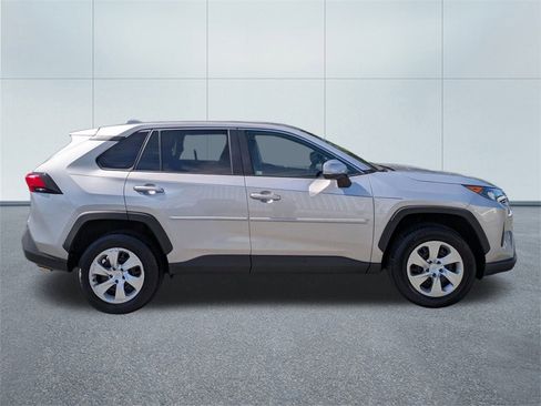Used 2022 Toyota RAV4 LE image 2