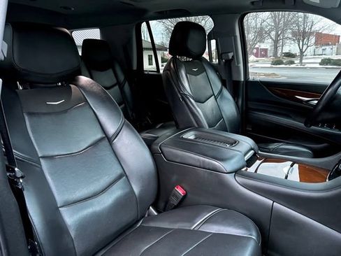 Used 2019 Cadillac Escalade Premium Luxury AWD/4WD image 23