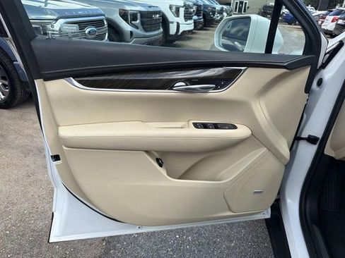 Used 2017 Cadillac XT5 FWD image 24
