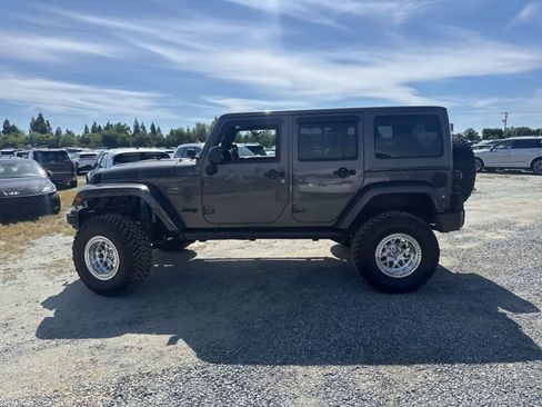 Used 2014 Jeep Wrangler Unlimited Rubicon w/ Connectivity Group image 8