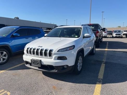 Used 2018 Jeep Cherokee Latitude Plus w/ Cold Weather Group AWD/4WD image 1