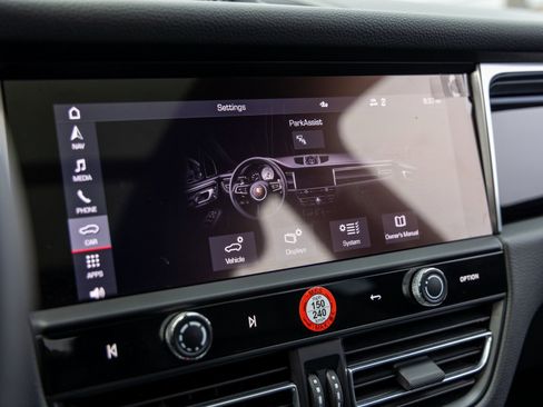 Certified 2025 Porsche Macan image 32