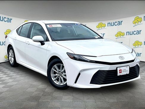 Used 2025 Toyota Camry SE FWD image 1