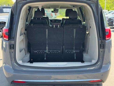 Used 2023 Chrysler Pacifica Touring-L FWD image 5