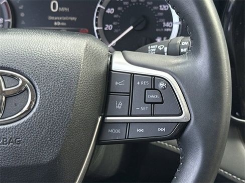 Used 2024 Toyota Highlander XLE image 15