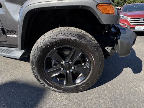 Used 2022 Jeep Wrangler Unlimited Sahara image 4