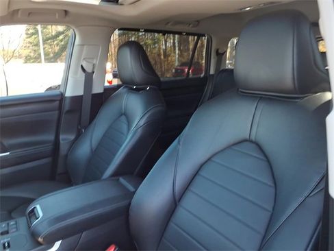 Used 2023 Toyota Highlander XLE image 17