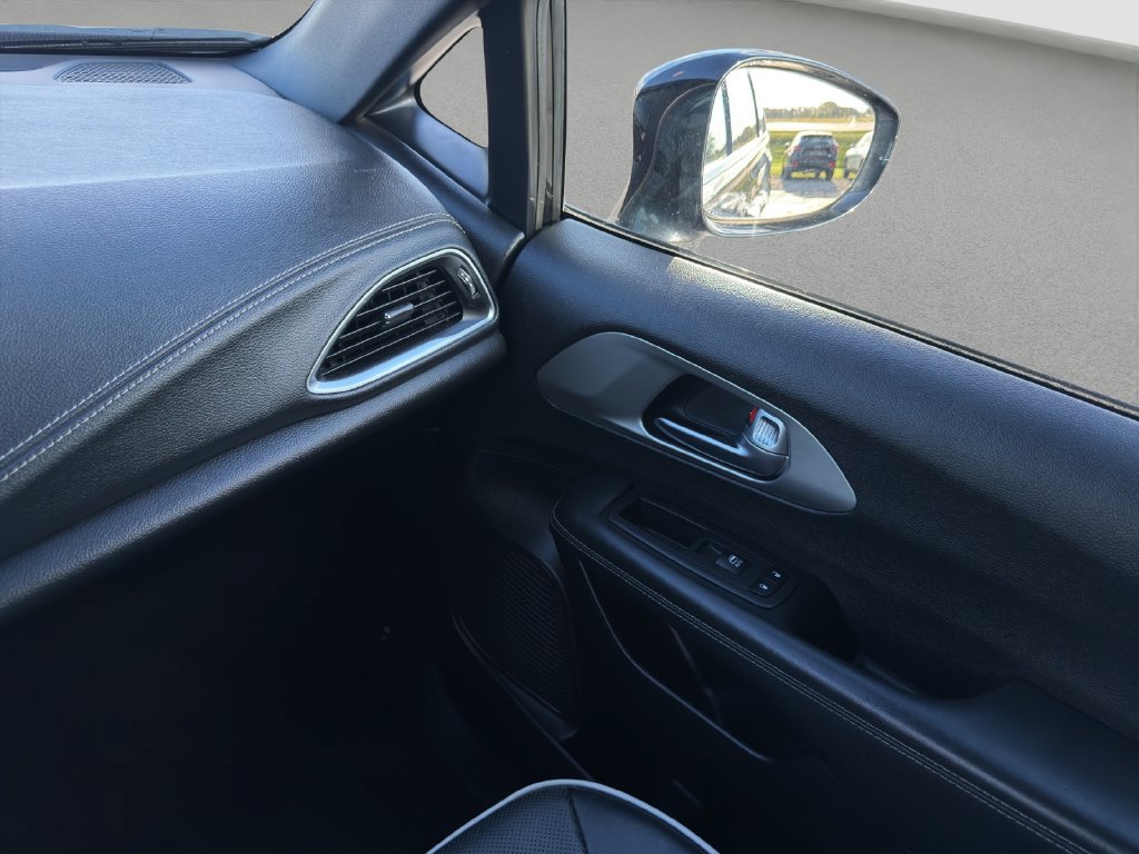 Used 2024 Chrysler Pacifica Premium FWD image 16